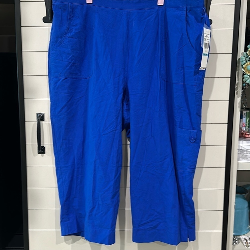 NWT Alfred Dunner blue capris with cargo pocket on the side